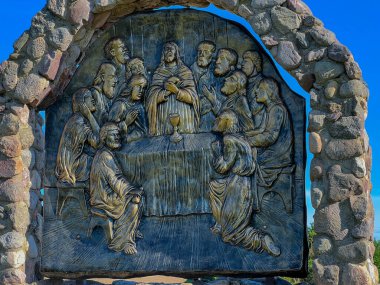 Swiebodzin, Polonya, 5 Mayıs 2025: Polonya 'nın Swiebodzin kentindeki dünyanın en büyük İsa heykeli çevresindeki tespih istasyonları. Aydınlık Gizem 5: 