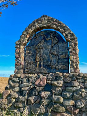 Swiebodzin, Polonya, 5 Mayıs 2025: Polonya 'nın Swiebodzin kentindeki dünyanın en büyük İsa heykeli çevresindeki tespih istasyonları. Aydınlık Gizem 1: 