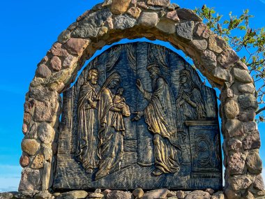 Swiebodzin, Polonya, 5 Mayıs 2025: Polonya 'nın Swiebodzin kentindeki dünyanın en büyük İsa heykeli çevresindeki tespih istasyonları. Neşeli Gizem 5: 