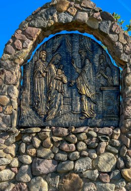 Swiebodzin, Polonya, 5 Mayıs 2025: Polonya 'nın Swiebodzin kentindeki dünyanın en büyük İsa heykeli çevresindeki tespih istasyonları. Neşeli Gizem 4: 