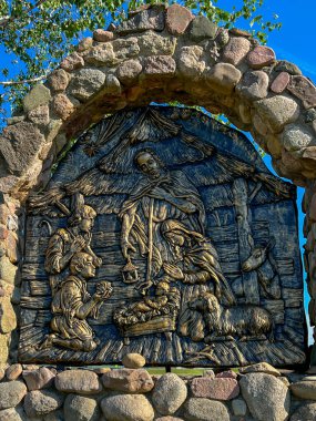 Swiebodzin, Polonya, 5 Mayıs 2025: Polonya 'nın Swiebodzin kentindeki dünyanın en büyük İsa heykeli çevresindeki tespih istasyonları. Neşeli Gizem 3: 