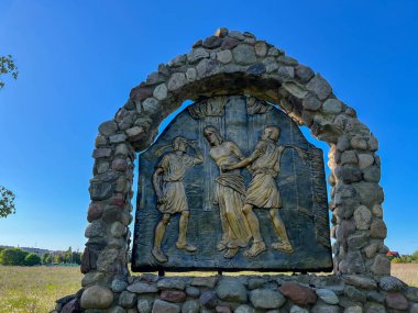 Swiebodzin, Polonya, 5 Mayıs 2025: Polonya 'nın Swiebodzin kentindeki dünyanın en büyük İsa heykeli çevresindeki tespih istasyonları. Kederli Gizem 2: 