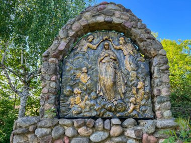 Swiebodzin, Polonya, 5 Mayıs 2025: Polonya 'nın Swiebodzin kentindeki dünyanın en büyük İsa Heykeli' ni çevreleyen Tespih İstasyonları. Şanlı Gizem 5: 