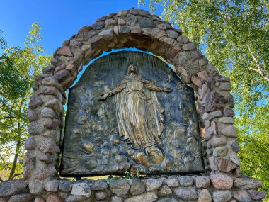 Swiebodzin, Polonya, 5 Mayıs 2025: Polonya 'nın Swiebodzin kentindeki dünyanın en büyük İsa Heykeli' ni çevreleyen Tespih İstasyonları. Görkemli Gizem 4: 