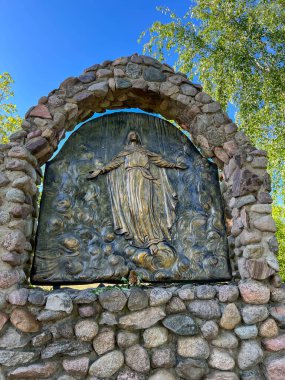 Swiebodzin, Polonya, 5 Mayıs 2025: Polonya 'nın Swiebodzin kentindeki dünyanın en büyük İsa Heykeli' ni çevreleyen Tespih İstasyonları. Görkemli Gizem 4: 