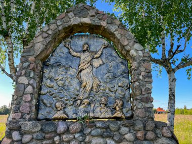 Swiebodzin, Polonya, 5 Mayıs 2025: Polonya 'nın Swiebodzin kentindeki dünyanın en büyük İsa Heykeli' ni çevreleyen Tespih İstasyonları. Görkemli Gizem 2: 