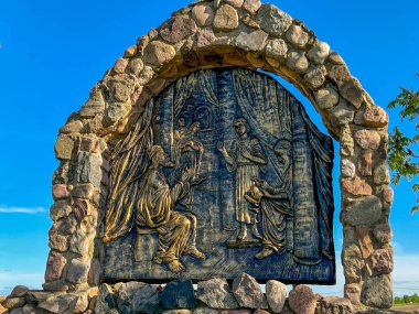 Swiebodzin, Polonya, 5 Mayıs 2025: Swiebodzin 'deki Kral İsa' nın en büyük heykelinin çevresindeki tespihin gizemlerini gösteren istasyonlar. Beşinci neşeli gizem İsa 'yı tapınakta bulmak.