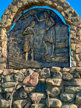 Swiebodzin, Polonya, 5 Mayıs 2025: Swiebodzin, Polonya 'daki dünyanın en büyük İsa heykeli çevresindeki tespihin gizemlerini gösteren istasyonlar. Ürdün 'deki İlk Işığın Gizemi