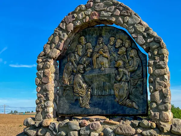 Swiebodzin, Polonya, 5 Mayıs 2025: Polonya 'nın Swiebodzin kentindeki dünyanın en büyük İsa heykeli çevresindeki tespih istasyonları. Aydınlık Gizem 5: 