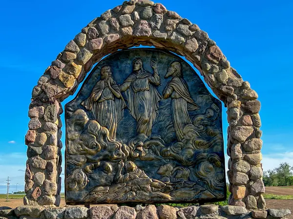 Swiebodzin, Polonya, 5 Mayıs 2025: Polonya 'nın Swiebodzin kentindeki dünyanın en büyük İsa heykeli çevresindeki tespih istasyonları. Aydınlık Gizem 4: 