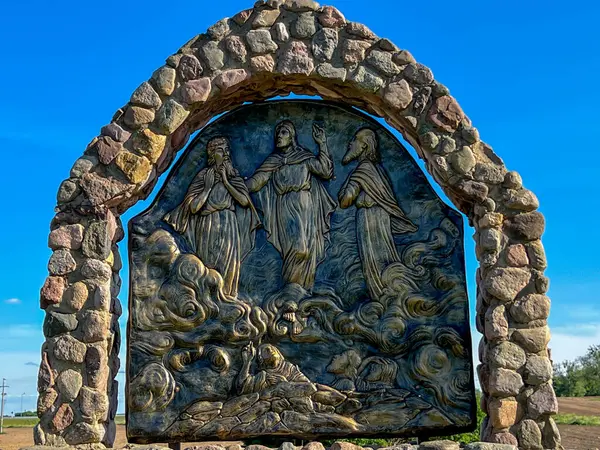 Swiebodzin, Polonya, 5 Mayıs 2025: Polonya 'nın Swiebodzin kentindeki dünyanın en büyük İsa heykeli çevresindeki tespih istasyonları. Aydınlık Gizem 4: 