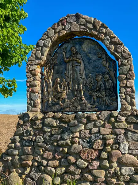 Swiebodzin, Polonya, 5 Mayıs 2025: Polonya 'nın Swiebodzin kentindeki dünyanın en büyük İsa heykeli çevresindeki tespih istasyonları. Parlak Gizem 3: 