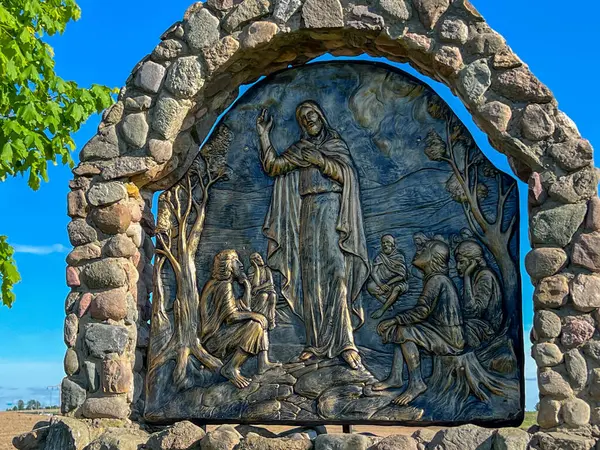 Swiebodzin, Polonya, 5 Mayıs 2025: Polonya 'nın Swiebodzin kentindeki dünyanın en büyük İsa heykeli çevresindeki tespih istasyonları. Parlak Gizem 3: 