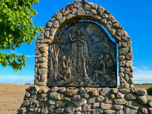 Swiebodzin, Polonya, 5 Mayıs 2025: Polonya 'nın Swiebodzin kentindeki dünyanın en büyük İsa heykeli çevresindeki tespih istasyonları. Parlak Gizem 3: 