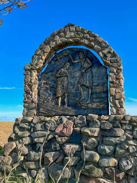 Swiebodzin, Polonya, 5 Mayıs 2025: Polonya 'nın Swiebodzin kentindeki dünyanın en büyük İsa heykeli çevresindeki tespih istasyonları. Aydınlık Gizem 1: 