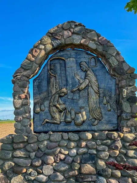 Swiebodzin, Polonya, 5 Mayıs 2025: Polonya 'nın Swiebodzin kentindeki dünyanın en büyük İsa heykeli çevresindeki tespih istasyonları. Parlak Gizem 2: 