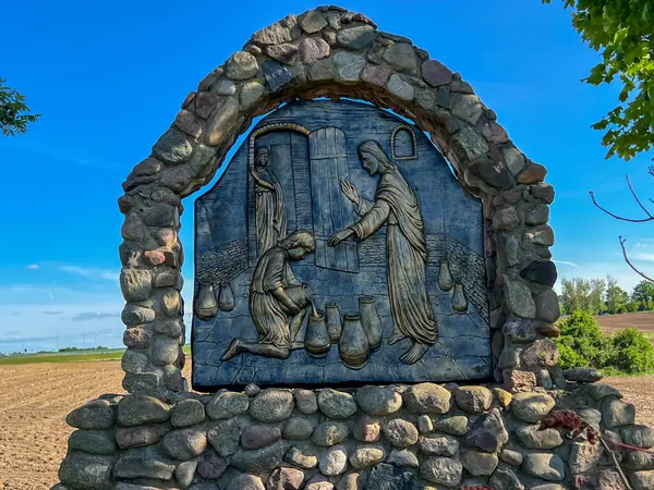 Swiebodzin, Polonya, 5 Mayıs 2025: Polonya 'nın Swiebodzin kentindeki dünyanın en büyük İsa heykeli çevresindeki tespih istasyonları. Parlak Gizem 2: 