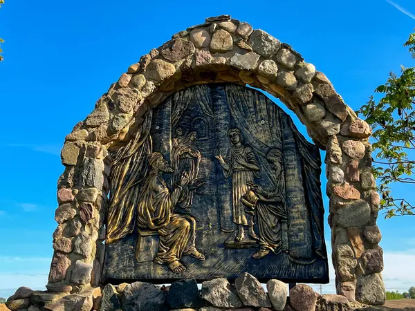 Swiebodzin, Polonya, 5 Mayıs 2025: Swiebodzin 'deki Kral İsa' nın en büyük heykelinin çevresindeki tespihin gizemlerini gösteren istasyonlar. Beşinci neşeli gizem İsa 'yı tapınakta bulmak.