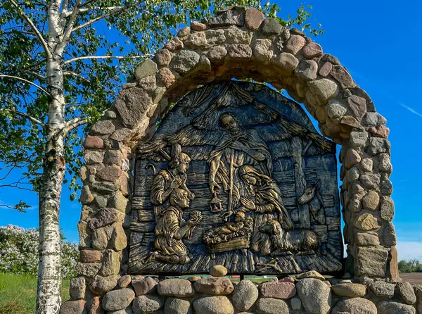 Swiebodzin, Polonya, 5 Mayıs 2025: Polonya 'nın Swiebodzin kentindeki dünyanın en büyük İsa heykeli çevresindeki tespih istasyonları. Neşeli Gizem 3: 