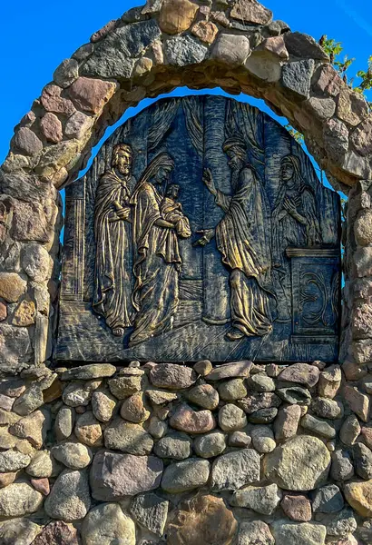 Swiebodzin, Polonya, 5 Mayıs 2025: Polonya 'nın Swiebodzin kentindeki dünyanın en büyük İsa heykeli çevresindeki tespih istasyonları. Neşeli Gizem 3: 