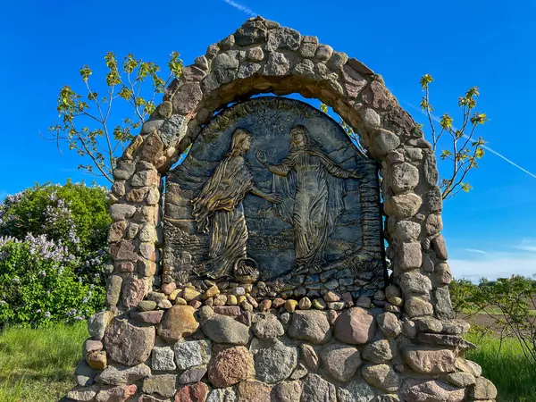 Swiebodzin, Polonya, 5 Mayıs 2025: Polonya 'nın Swiebodzin kentindeki dünyanın en büyük İsa heykeli çevresindeki tespih istasyonları. Neşeli Gizem 2: 