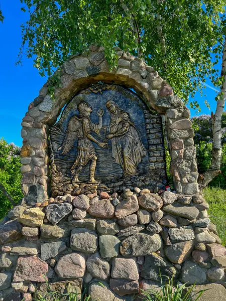 Swiebodzin, Polonya, 5 Mayıs 2025: Polonya 'nın Swiebodzin kentindeki dünyanın en büyük İsa heykeli çevresindeki tespih istasyonları. Neşeli Gizem 1: 