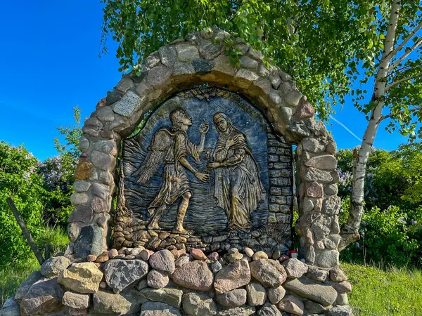 Swiebodzin, Polonya, 5 Mayıs 2025: Polonya 'nın Swiebodzin kentindeki dünyanın en büyük İsa heykeli çevresindeki tespih istasyonları. Neşeli Gizem 1: 