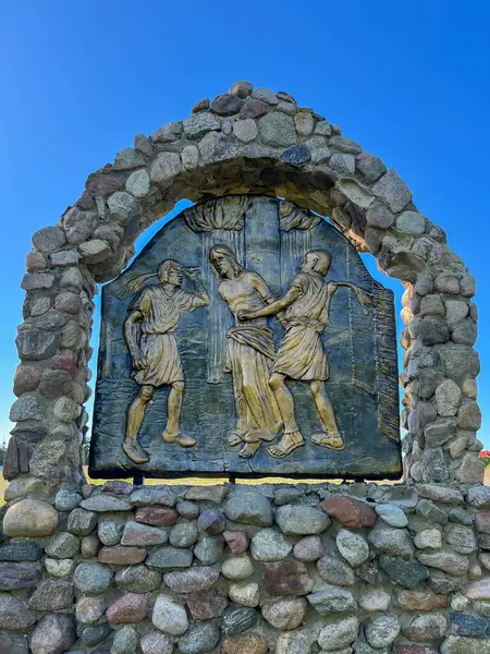 Swiebodzin, Polonya, 5 Mayıs 2025: Polonya 'nın Swiebodzin kentindeki dünyanın en büyük İsa heykeli çevresindeki tespih istasyonları. Kederli Gizem 2: 