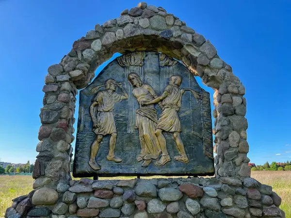 Swiebodzin, Polonya, 5 Mayıs 2025: Polonya 'nın Swiebodzin kentindeki dünyanın en büyük İsa heykeli çevresindeki tespih istasyonları. Kederli Gizem 2: 