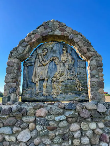 Swiebodzin, Polonya, 5 Mayıs 2025: Polonya 'nın Swiebodzin kentindeki dünyanın en büyük İsa heykeli çevresindeki tespih istasyonları. Kederli Gizem 3: 