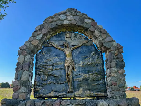 Swiebodzin, Polonya, 5 Mayıs 2025: Polonya 'nın Swiebodzin kentindeki dünyanın en büyük İsa heykeli çevresindeki tespih istasyonları. Hüzünlü Gizem 5: 