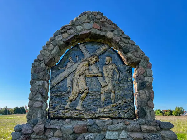 Swiebodzin, Polonya, 5 Mayıs 2025: Polonya 'nın Swiebodzin kentindeki dünyanın en büyük İsa heykeli çevresindeki tespih istasyonları. Hüzünlü Gizem 4: 