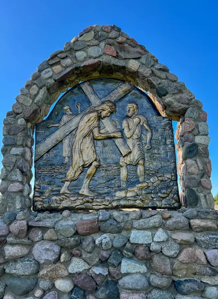 Swiebodzin, Polonya, 5 Mayıs 2025: Polonya 'nın Swiebodzin kentindeki dünyanın en büyük İsa heykeli çevresindeki tespih istasyonları. Hüzünlü Gizem 4: 