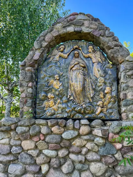 Swiebodzin, Polonya, 5 Mayıs 2025: Polonya 'nın Swiebodzin kentindeki dünyanın en büyük İsa Heykeli' ni çevreleyen Tespih İstasyonları. Şanlı Gizem 5: 