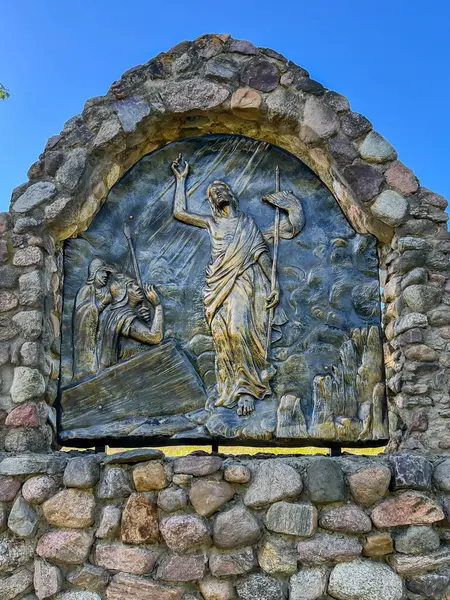 Swiebodzin, Polonya, 5 Mayıs 2025: Polonya 'nın Swiebodzin kentindeki dünyanın en büyük İsa Heykeli' ni çevreleyen Tespih İstasyonları. Şanlı Gizem 1: 