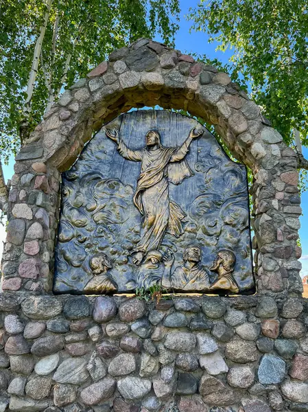 Swiebodzin, Polonya, 5 Mayıs 2025: Polonya 'nın Swiebodzin kentindeki dünyanın en büyük İsa Heykeli' ni çevreleyen Tespih İstasyonları. Görkemli Gizem 2: 