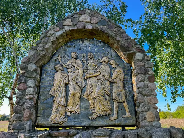 Swiebodzin, Polonya, 5 Mayıs 2025: Polonya 'nın Swiebodzin kentindeki dünyanın en büyük İsa Heykeli' ni çevreleyen Tespih İstasyonları. Muhteşem Gizem 3 