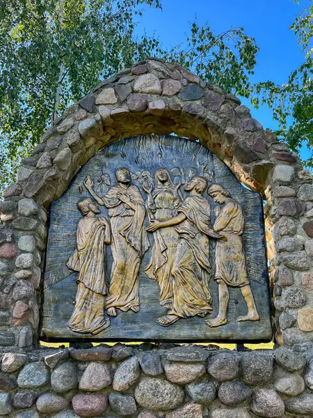 Swiebodzin, Polonya, 5 Mayıs 2025: Polonya 'nın Swiebodzin kentindeki dünyanın en büyük İsa Heykeli' ni çevreleyen Tespih İstasyonları. Muhteşem Gizem 3 