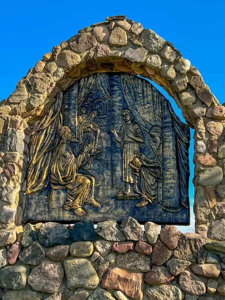 Swiebodzin, Polonya, 5 Mayıs 2025: Swiebodzin 'deki Kral İsa' nın en büyük heykelinin çevresindeki tespihin gizemlerini gösteren istasyonlar. Beşinci neşeli gizem İsa 'yı tapınakta bulmak.