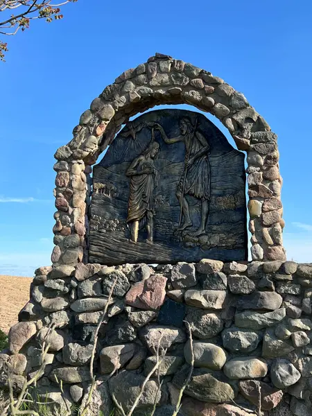 Swiebodzin, Polonya, 5 Mayıs 2025: Swiebodzin, Polonya 'daki dünyanın en büyük İsa heykeli çevresindeki tespihin gizemlerini gösteren istasyonlar. Ürdün 'deki İlk Işığın Gizemi