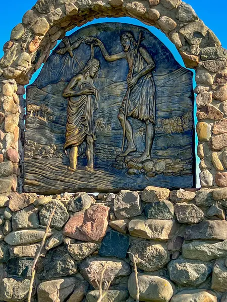 Swiebodzin, Polonya, 5 Mayıs 2025: Swiebodzin, Polonya 'daki dünyanın en büyük İsa heykeli çevresindeki tespihin gizemlerini gösteren istasyonlar. Ürdün 'deki İlk Işığın Gizemi