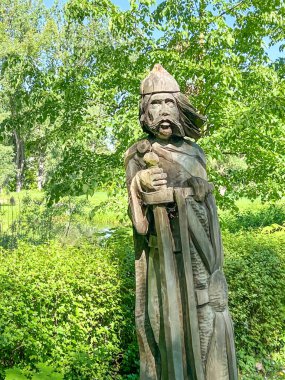 Polonya 'nın batısındaki Miedzyrzecz parkındaki eski şatonun etrafındaki parka yerleştirilmiş tahtadan yapılmış tarihi figürler..