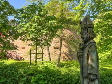 Polonya 'nın batısındaki Miedzyrzecz parkındaki eski şatonun etrafındaki parka yerleştirilmiş tahtadan yapılmış tarihi figürler..