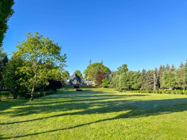 Polonya 'nın Rokitno şehrinde, Hasta Dinleyen Kadın Bazilikası' nın ön cephesi. Jübile Yılı - Umut Yolcuları.