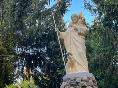 İyi Çoban İsa 'nın bir figürü, Polonya' nın Rokitno kentindeki Küçük Dinleyen Hanımımız Bazilikası 'nın bahçesinde..