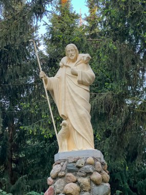 İyi Çoban İsa 'nın bir figürü, Polonya' nın Rokitno kentindeki Küçük Dinleyen Hanımımız Bazilikası 'nın bahçesinde..