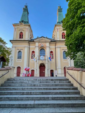 Polonya 'nın Rokitno şehrinde, Hasta Dinleyen Kadın Bazilikası' nın ön cephesi. Jübile Yılı - Umut Yolcuları.