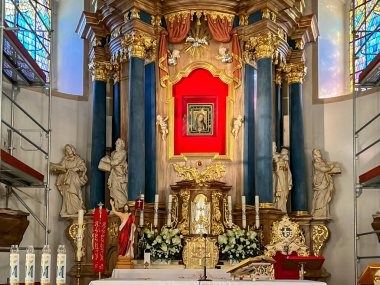 Rokitno, Polonya, 5 Mayıs 2025: Polonya 'nın Rokitno şehrinde bulunan Our Lady of Dinleyen Kadın Bazilikası' nın iç mekanı. Ana sunak.