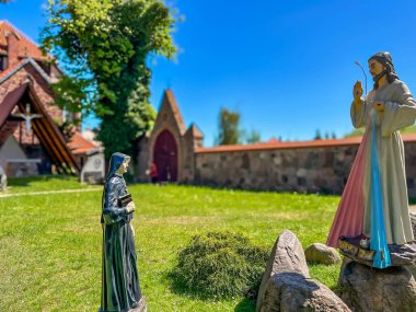 Merhametli İsa ve Aziz Rahibe Faustina 'nın figürü, Polonya' nın Batı Pomeranya Voyvoda Mysliborz 'daki Kutsal Merhamet Tapınağı' nın bahçesinde..