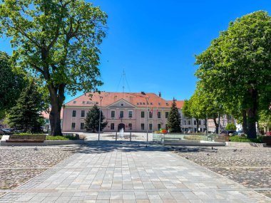 Mysliborz, Polonya, 6 Mayıs 2025: Polonya 'da Batı Pomeranya Voyvoda Mysliborz' daki Pazar Meydanı ve Belediye Binası.